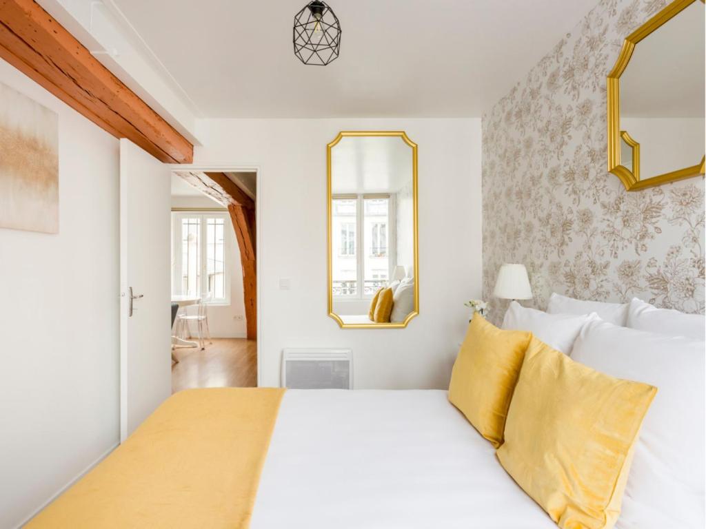 Postel nebo postele na pokoji v ubytování Merveil - Family Suite - Marais - Martin V