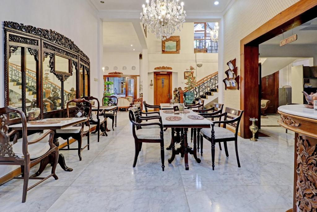 Restoran või mõni muu söögikoht majutusasutuses Hotel O Bandung near Stadion Siliwangi formerly The Ethnic Hotel Bandung