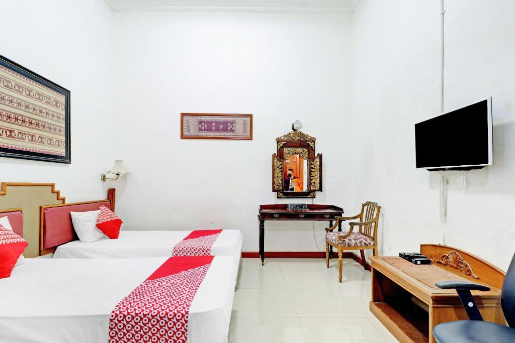 Televiisor ja/või meelelahutuskeskus majutusasutuses Hotel O Bandung near Stadion Siliwangi formerly The Ethnic Hotel Bandung