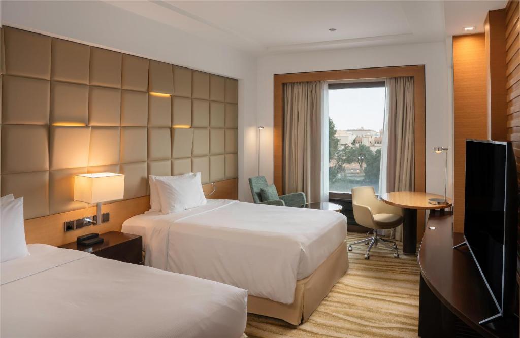 Postel nebo postele na pokoji v ubytování DoubleTree by Hilton Hotel Riyadh - Al Muroj Business Gate