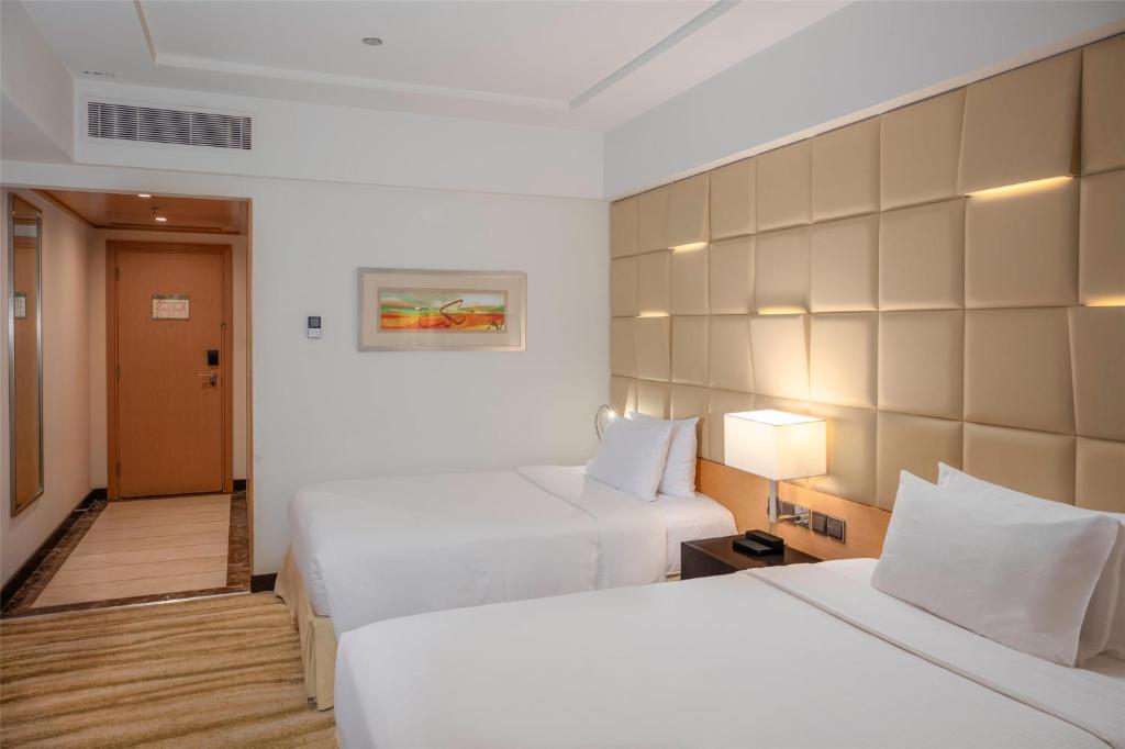Postel nebo postele na pokoji v ubytování DoubleTree by Hilton Hotel Riyadh - Al Muroj Business Gate