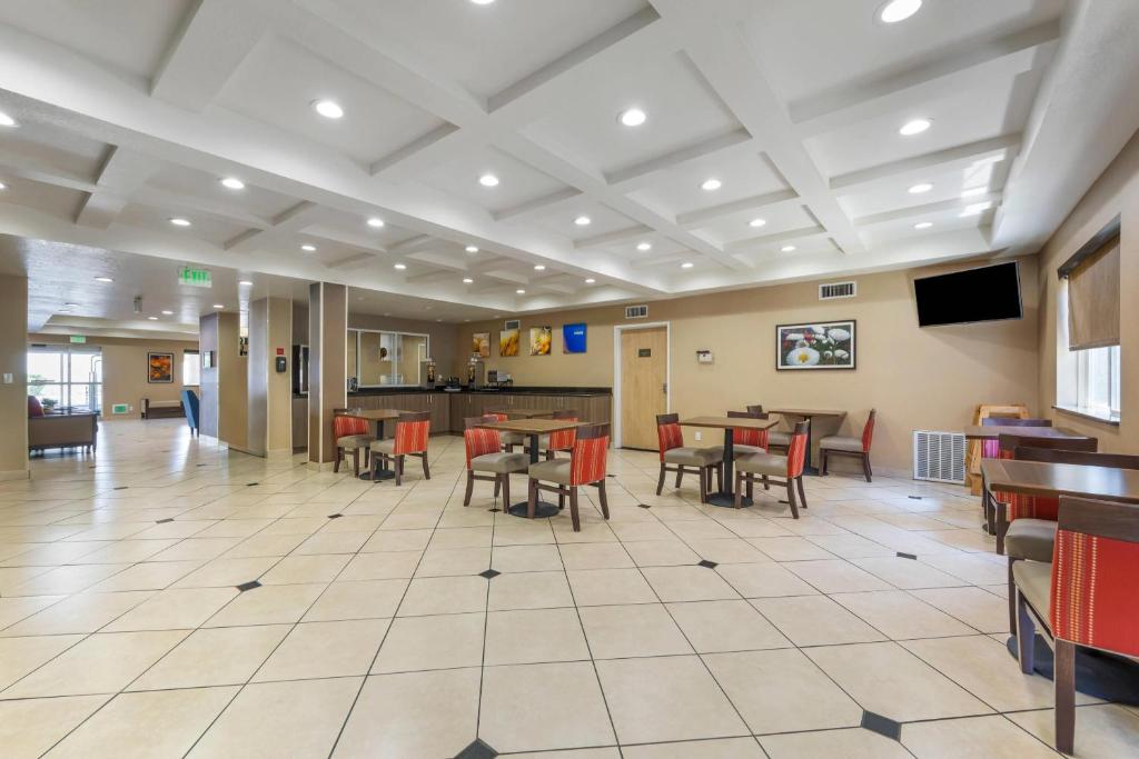 TV a/nebo společenská místnost v ubytování Comfort Inn & Suites Orem - Provo