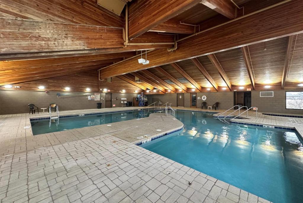 アップルトンにあるAmericInn by Wyndham Appleton North Little Chuteの建物内にある大きな屋内プール