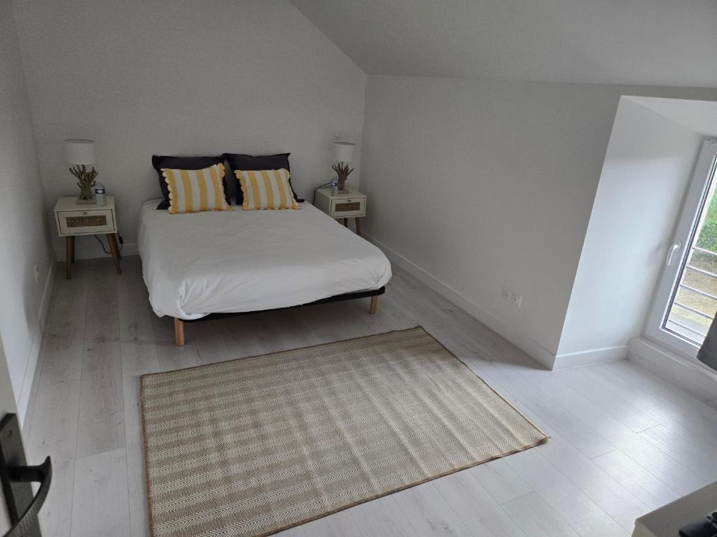 Postel nebo postele na pokoji v ubytování maison à frehel