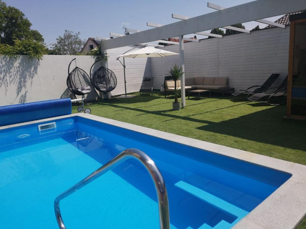 Bazén v ubytování Tahiti Resort Apartments Hajdúszoboszló nebo v jeho okolí