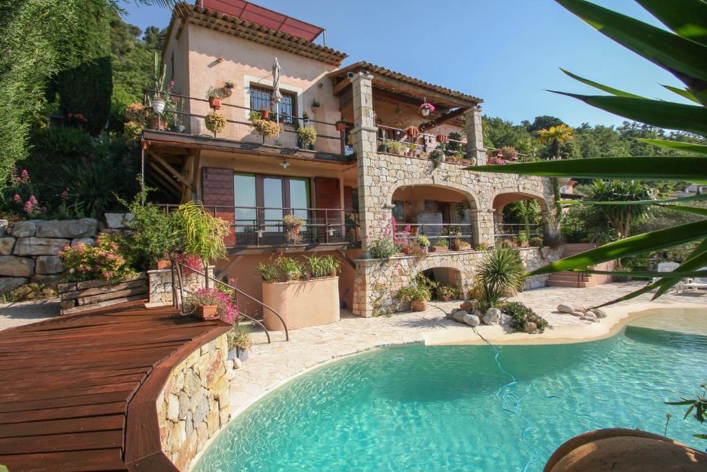 une villa avec piscine devant une maison dans l'établissement Locaspera, à Spéracèdes