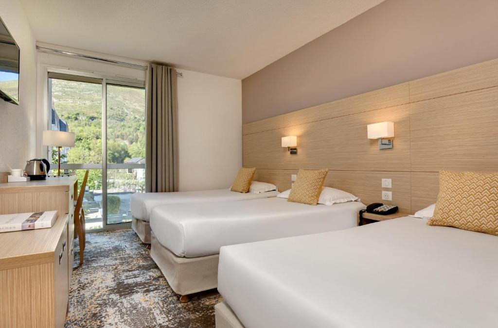 Postel nebo postele na pokoji v ubytování Hôtel Le Méditerranée