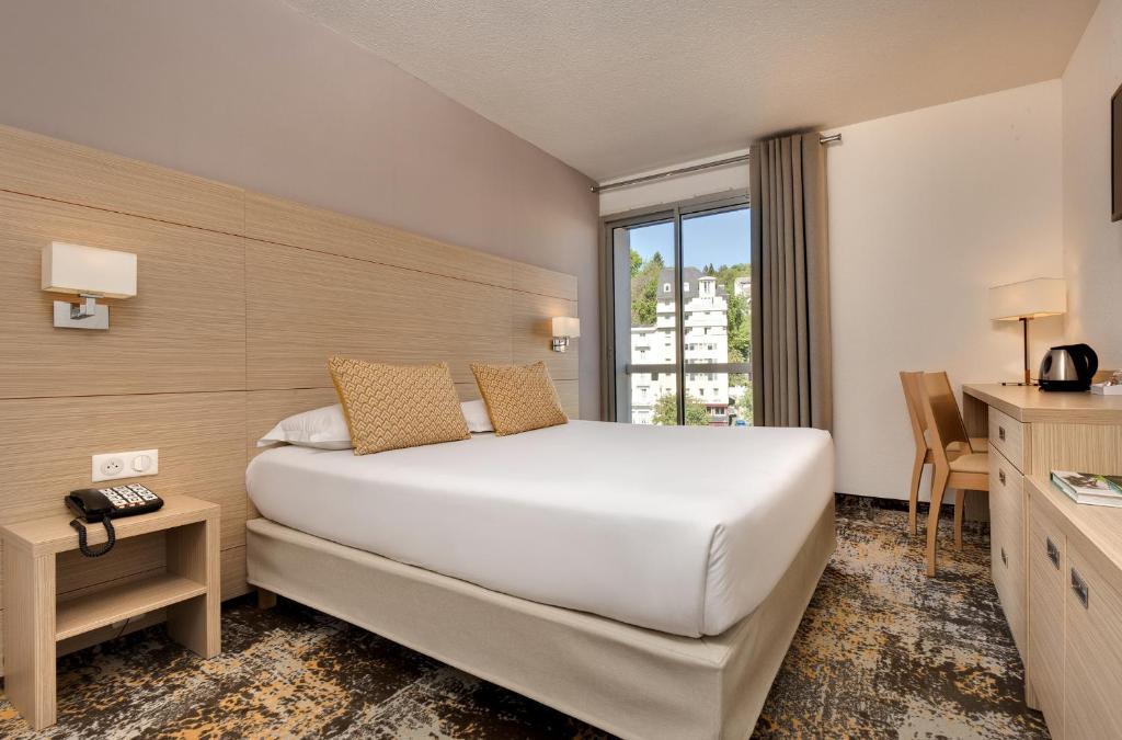 Postel nebo postele na pokoji v ubytování Hôtel Le Méditerranée