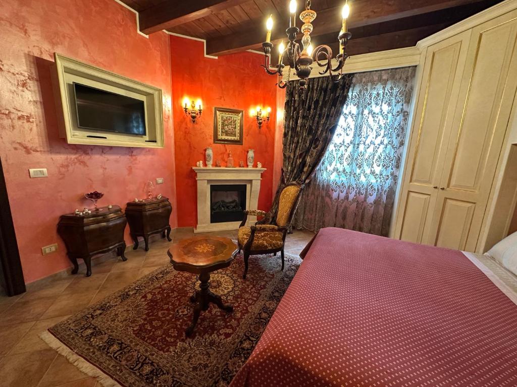 Un dormitorio con una cama, una mesa y una chimenea. en Appartamento Florinella, en Ospedaletto