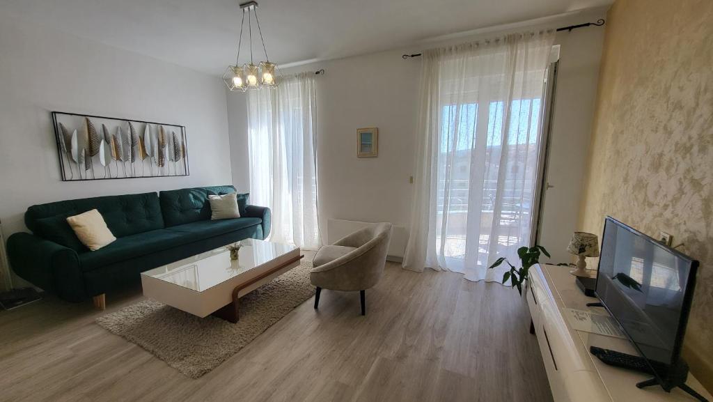TV a/nebo společenská místnost v ubytování Apartments Teodo