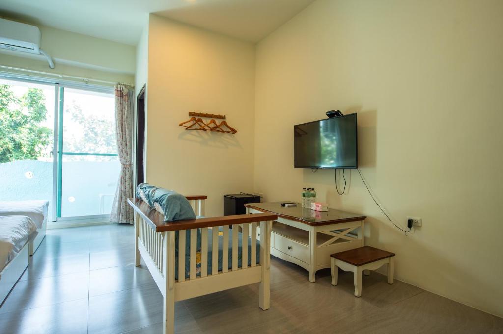 Televízia a/alebo spoločenská miestnosť v ubytovaní Ding Shian B&B