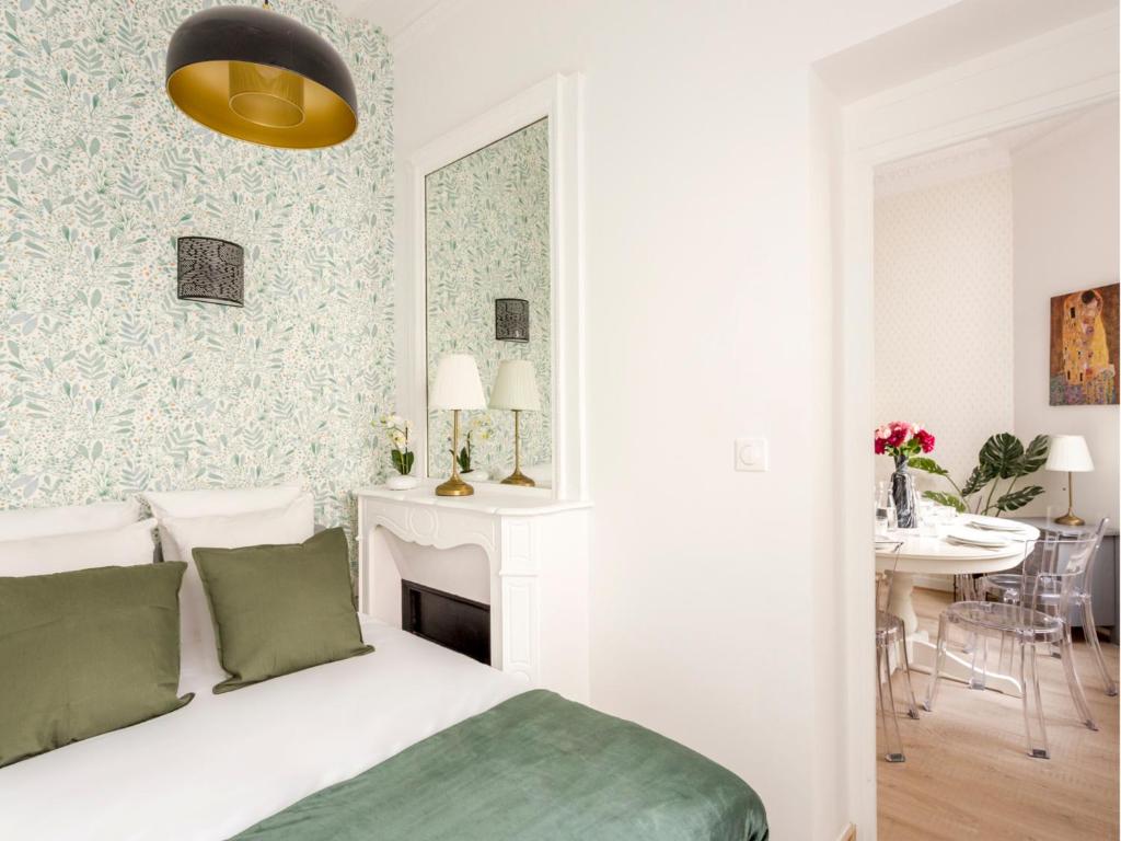 Posteľ alebo postele v izbe v ubytovaní Merveil - Family Suite - Champs Elysees - Wagram