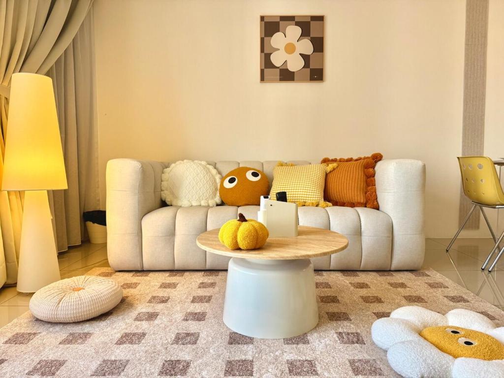 Posezení v ubytování Tropicana 218 Macalister #softcreamy #InfinityPool #7pax #3BR2bath #Quality well maintained #Private host