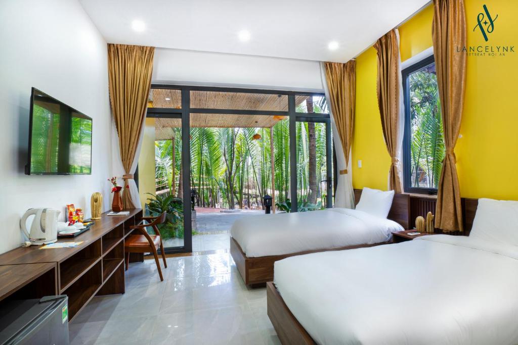 Postel nebo postele na pokoji v ubytování The Lancelynk Boutique & Pool - Bar Hoi An
