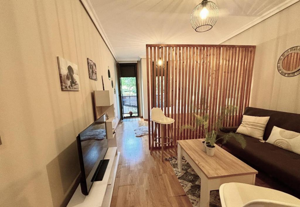 a living room with a couch and a table at Apto Holibai Nidiño, Apartamento cerca de la playa, Acepta mascotas, in Baiona