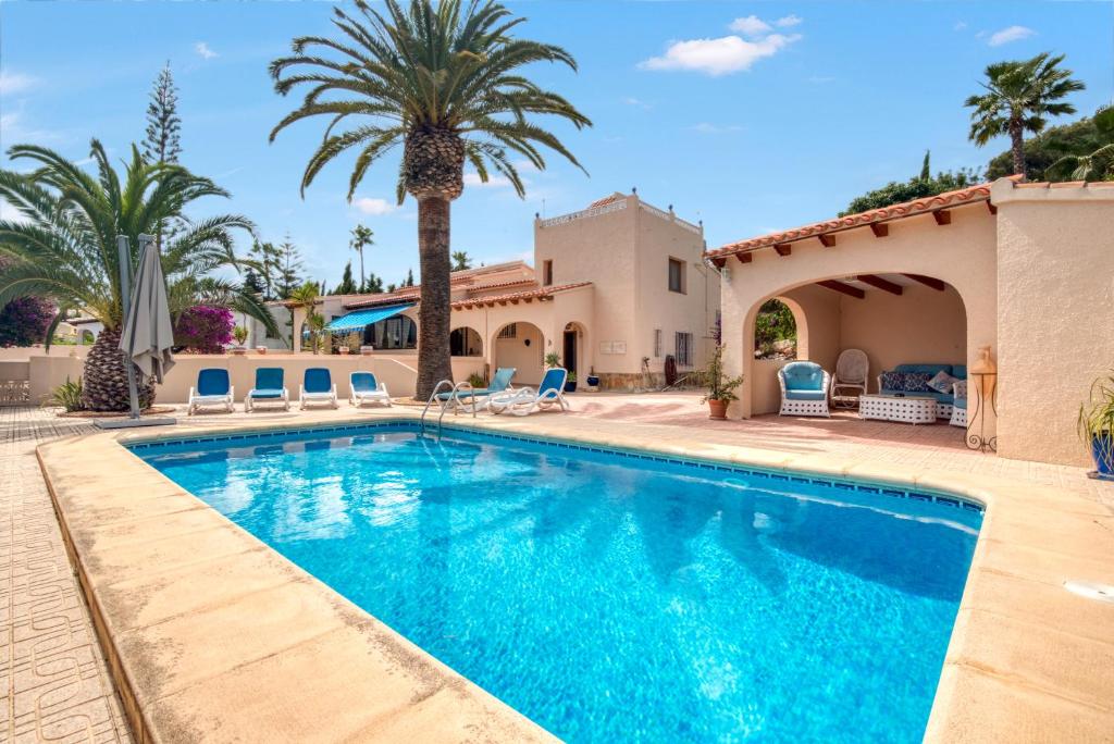 Bazén v ubytování Villa Shalimar Moraira nebo v jeho okolí