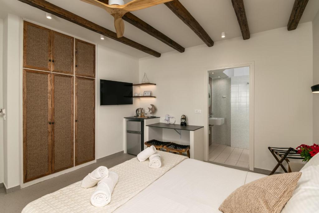 Uma televisão e/ou sistema de entretenimento em Hotel Rigas