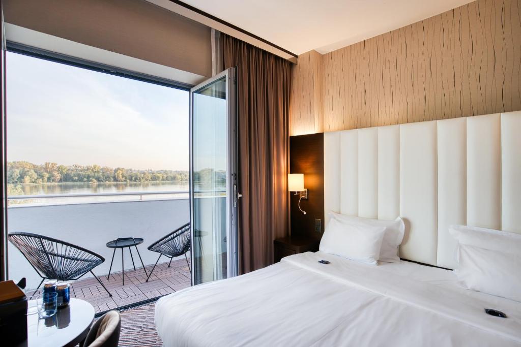 Postel nebo postele na pokoji v ubytování Copernicus Toruń Hotel