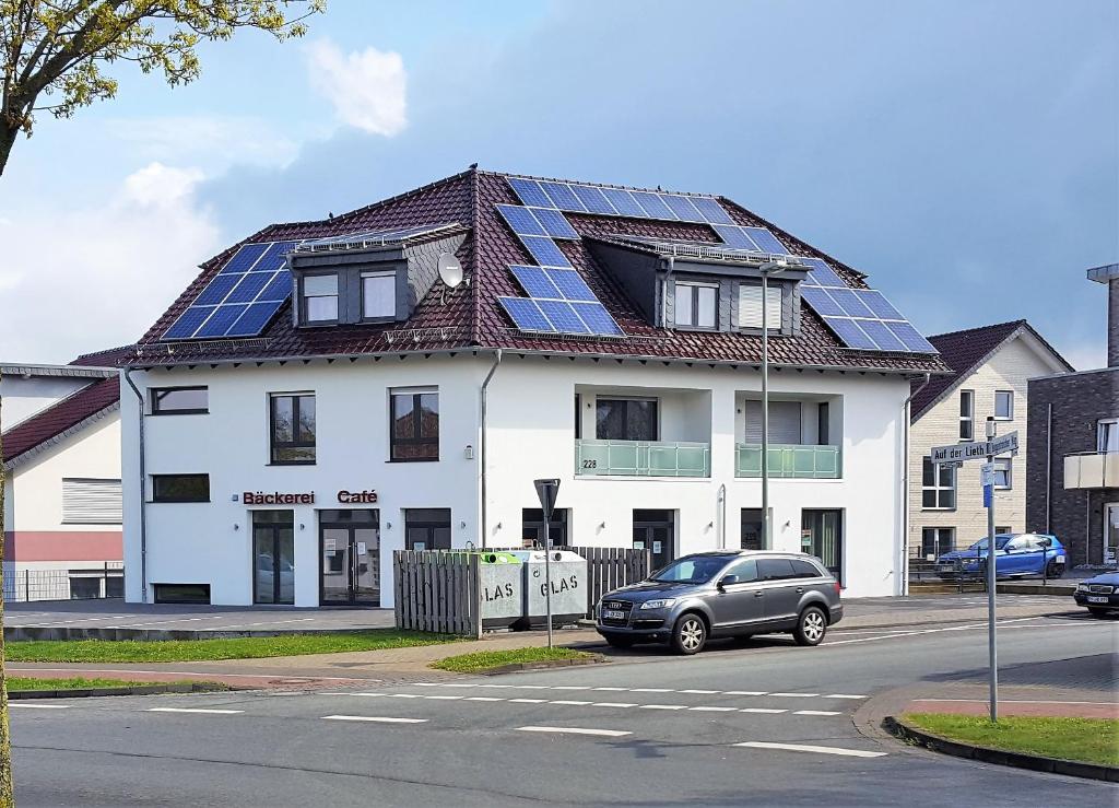 ein Haus mit Sonnenkollektoren auf dem Dach in der Unterkunft Zimmervermietung Aras in Paderborn