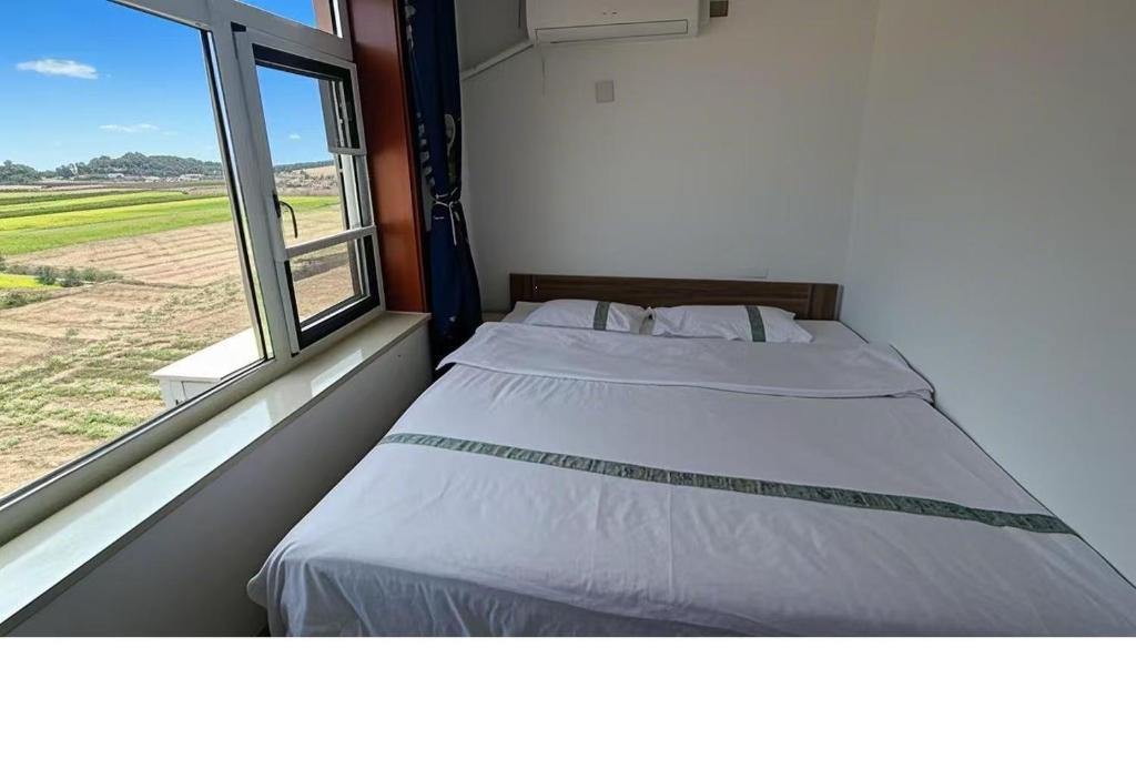 Postel nebo postele na pokoji v ubytování Gubeikou Great Wall Juxian Residents' Lodging