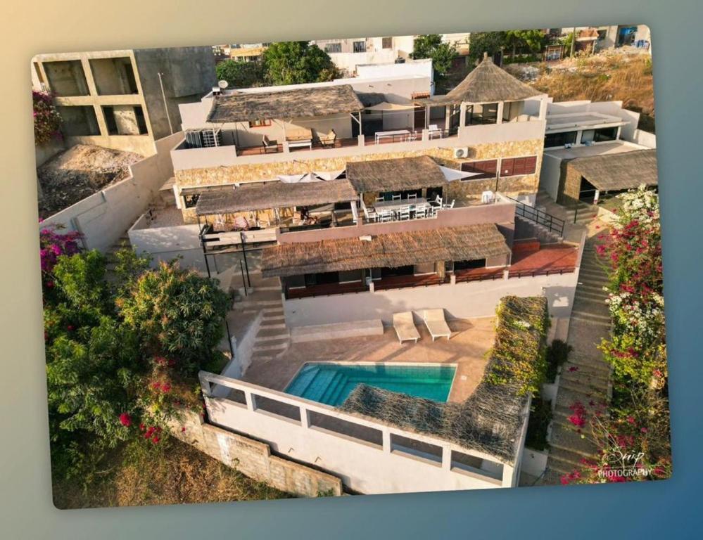 an aerial view of a building with a swimming pool at Villa Koté Océan in Toubab Dialaw