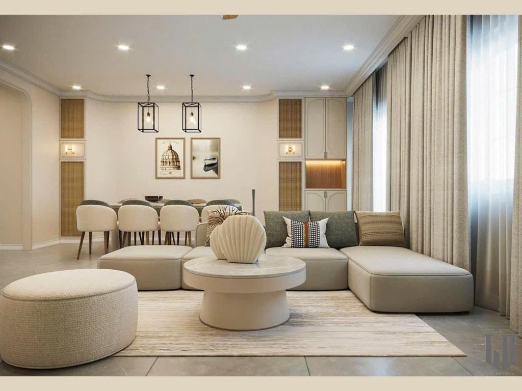 un salon avec un canapé et une table dans l'établissement Villa Luxury Novaworld Phan Thiết nghỉ dưỡng thượng lưu giữa biển xanh tuyệt đẹp, à Bình Tú