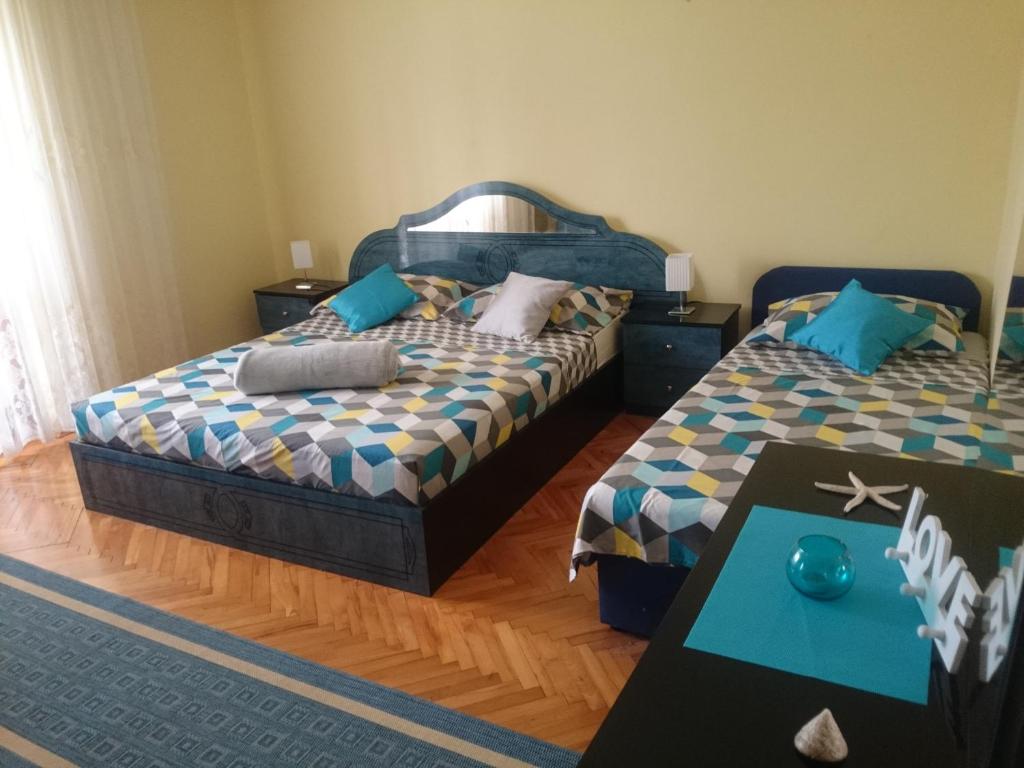 Un pat sau paturi într-o cameră la Sunset apartment