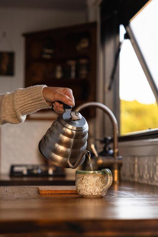 Set per la preparazione di tè e caffè presso Folktales Rest - Tiny House Unique Stay