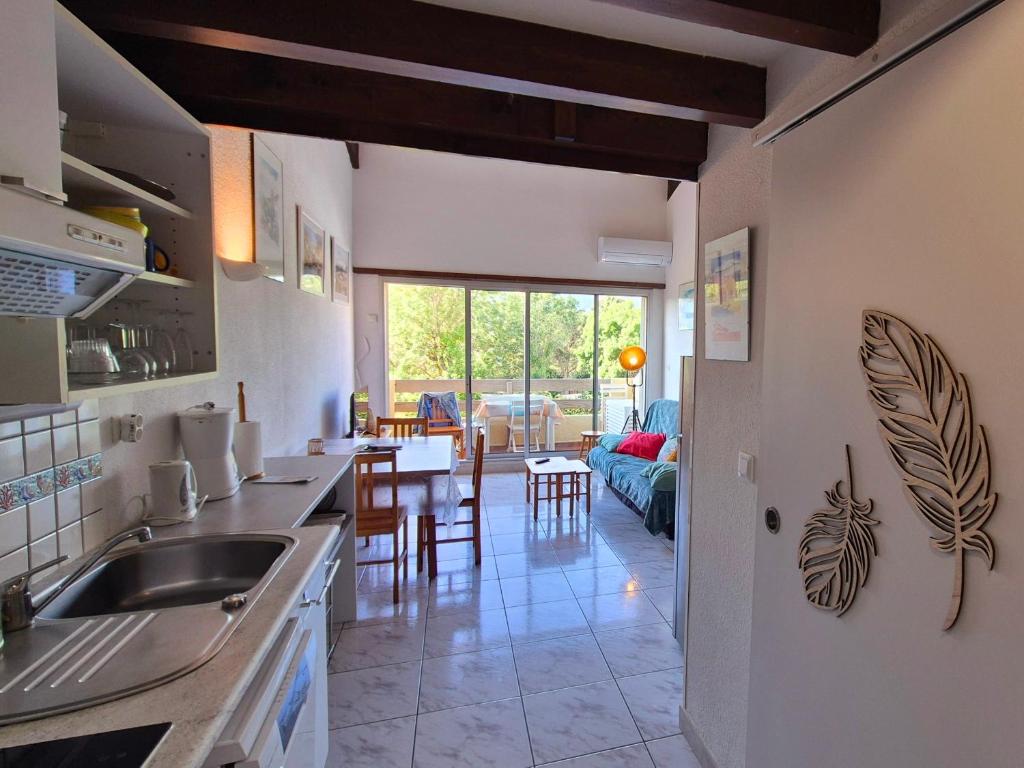 une cuisine avec un évier et une salle à manger dans l'établissement Le Pré Catalan - Piscine en saison - En bord de mer - Accès animations - Commerce -Plage, à Argelès-sur-Mer