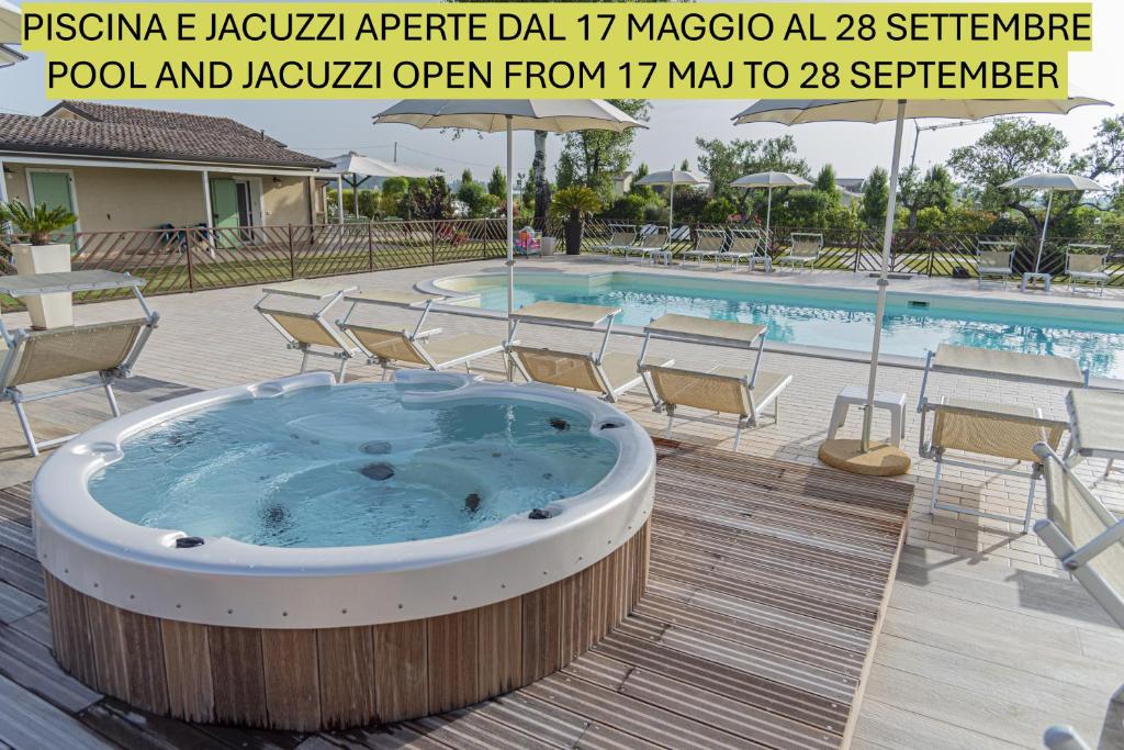 Bazén v ubytování Agriturismo B&B Vista Parco nebo v jeho okolí