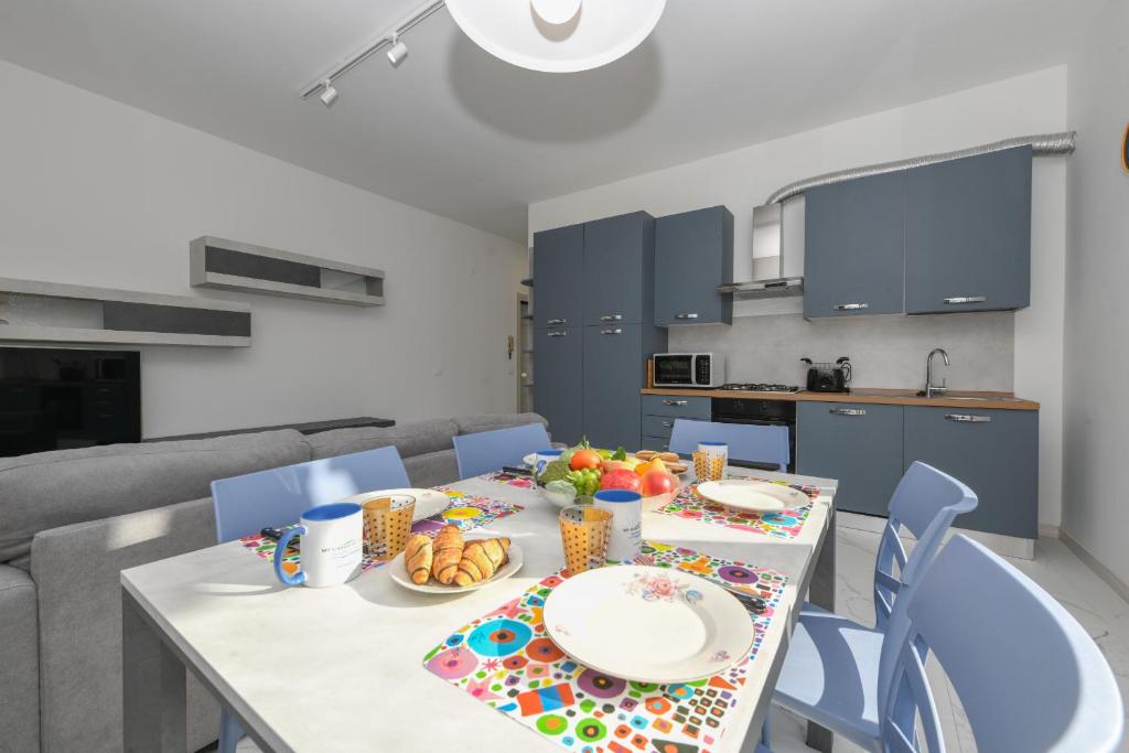 リヴォルテッラにあるMGH My Desenzano Center Apartmentのキッチン(食器一皿付)