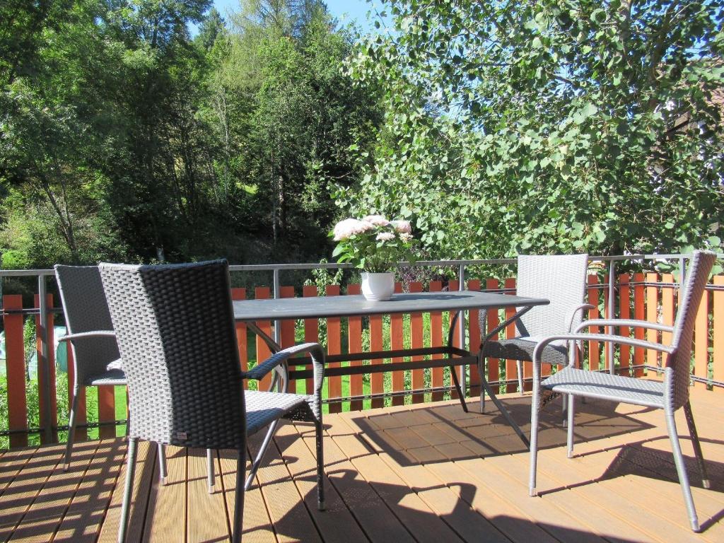 拜尔斯布龙Ferienwohnung-Schoenmuenzblick-Urlaub-im-Nationalpark-Schwarzwald-Schwarzwald-Plus-inklusive的露台甲板上的桌椅