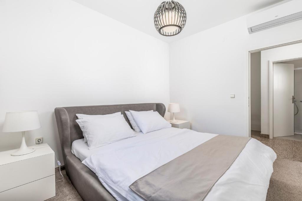 Posteľ alebo postele v izbe v ubytovaní Villa Garden Apartment with Pool Opatija