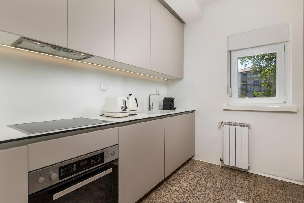 Kuchyňa alebo kuchynka v ubytovaní Villa Garden Apartment with Pool Opatija