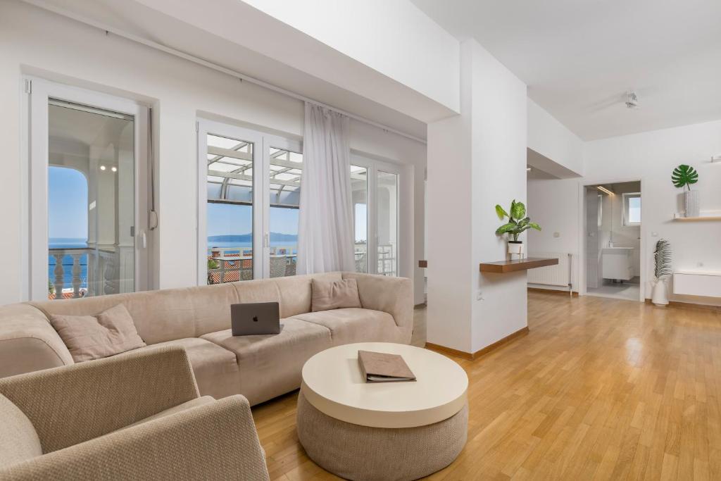 Posedenie v ubytovaní Villa Garden Apartment with Pool Opatija