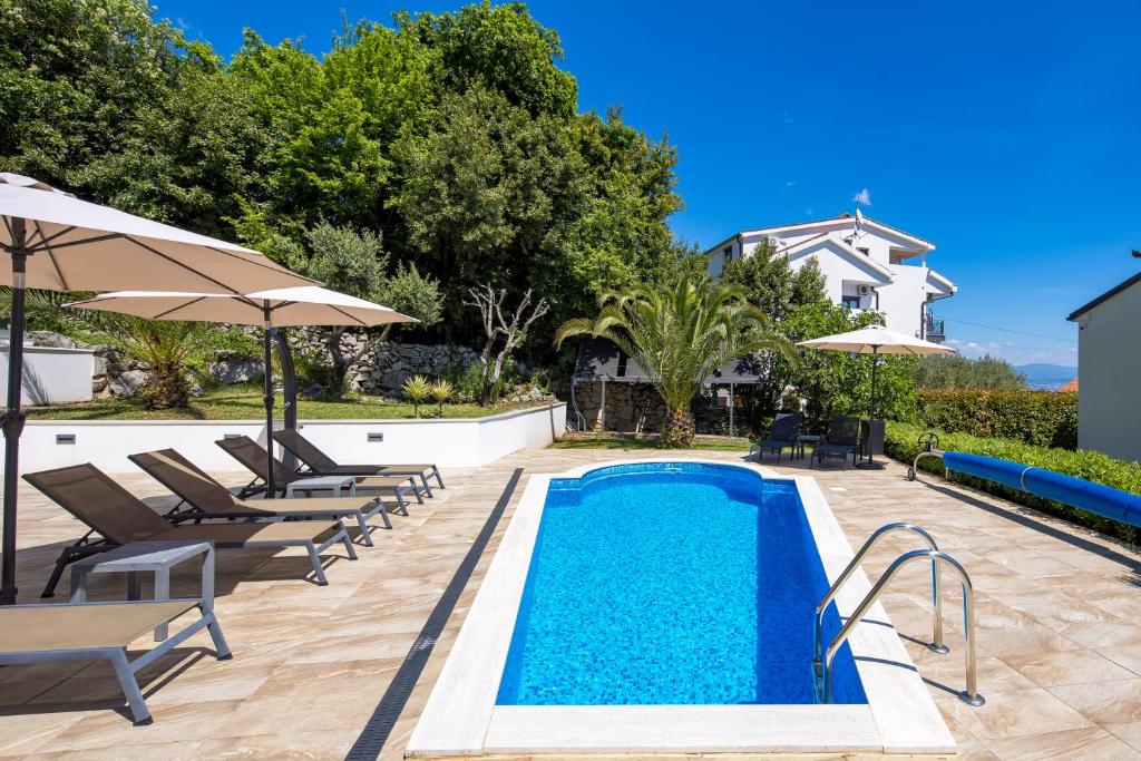 Bazén v ubytovaní Villa Garden Apartment with Pool Opatija alebo v jeho blízkosti