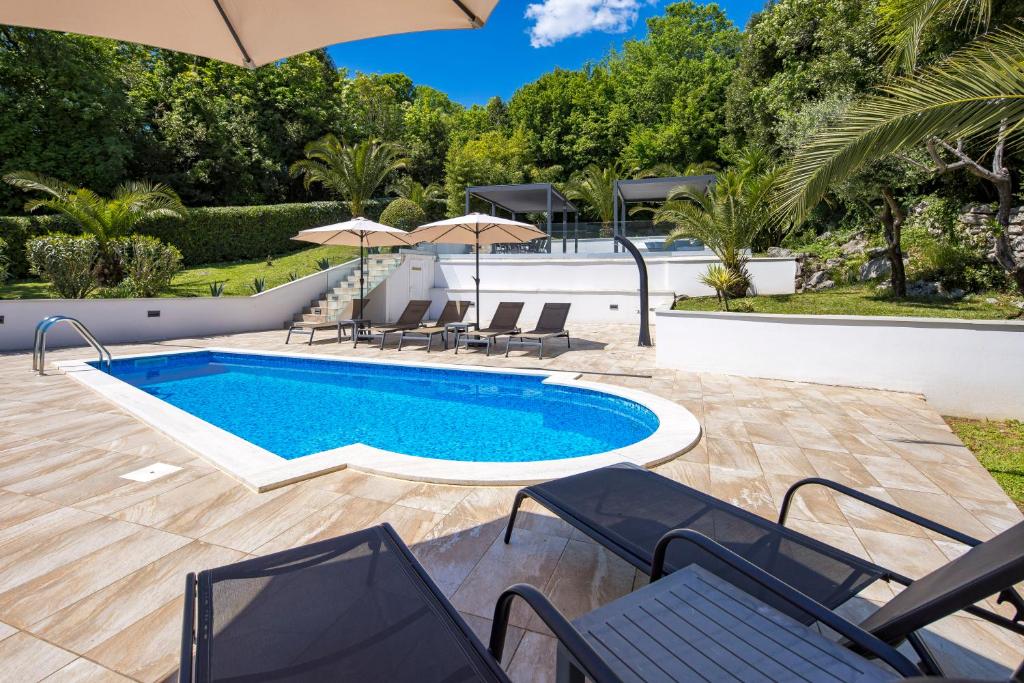 Bazén v ubytovaní Villa Garden Apartment with Pool Opatija alebo v jeho blízkosti