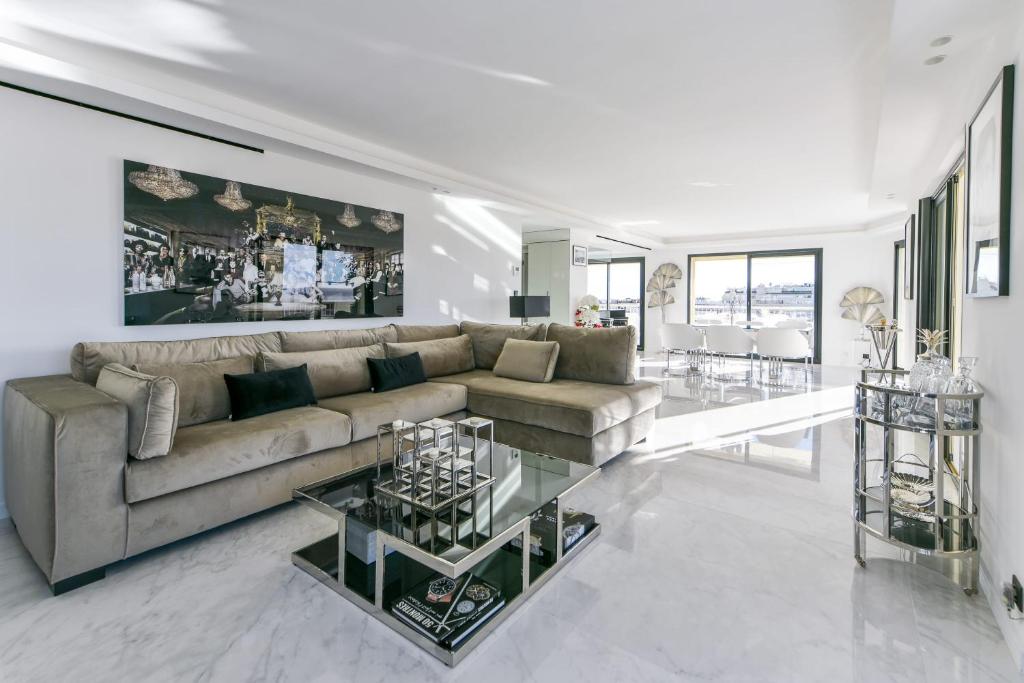 un salon avec un canapé et une table dans l'établissement L'HORIZON avec somptueuse terrasse vue mer, à Cannes