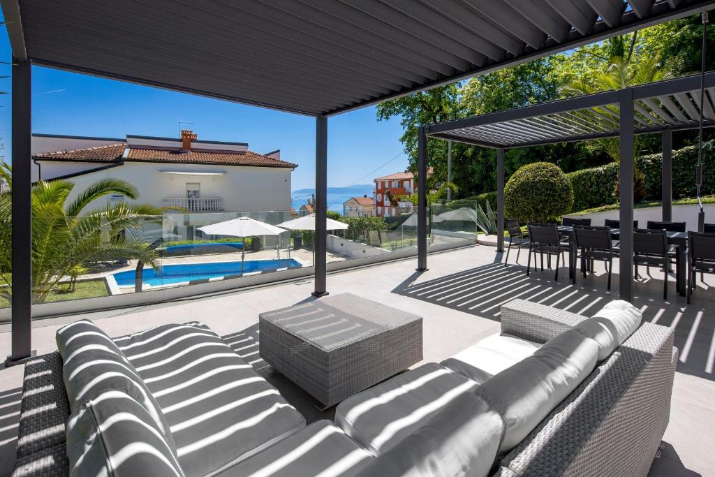 Bazén v ubytovaní Villa Garden Apartment with Pool Opatija alebo v jeho blízkosti