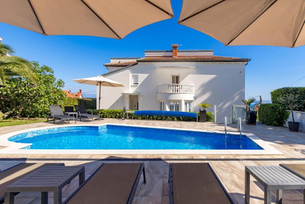 Bazén v ubytovaní Villa Garden Apartment with Pool Opatija alebo v jeho blízkosti