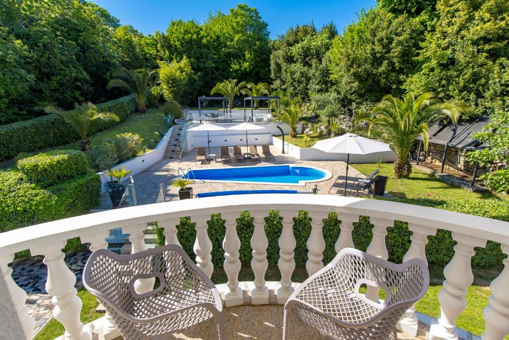 Bazén v ubytovaní Villa Garden Apartment with Pool Opatija alebo v jeho blízkosti