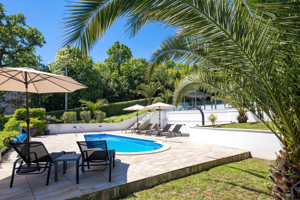 Bazén v ubytovaní Villa Garden Apartment with Pool Opatija alebo v jeho blízkosti