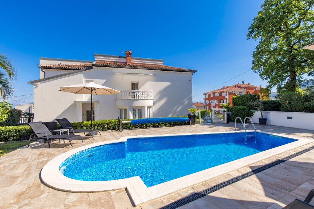 Bazén v ubytovaní Villa Garden Apartment with Pool Opatija alebo v jeho blízkosti