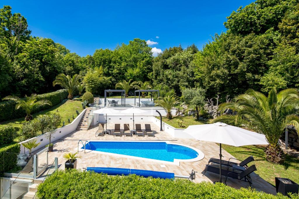 Bazén v ubytovaní Villa Garden Apartment with Pool Opatija alebo v jeho blízkosti