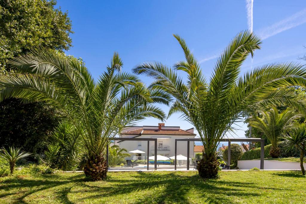 Vonkajšia záhrada v ubytovaní Villa Garden Apartment with Pool Opatija