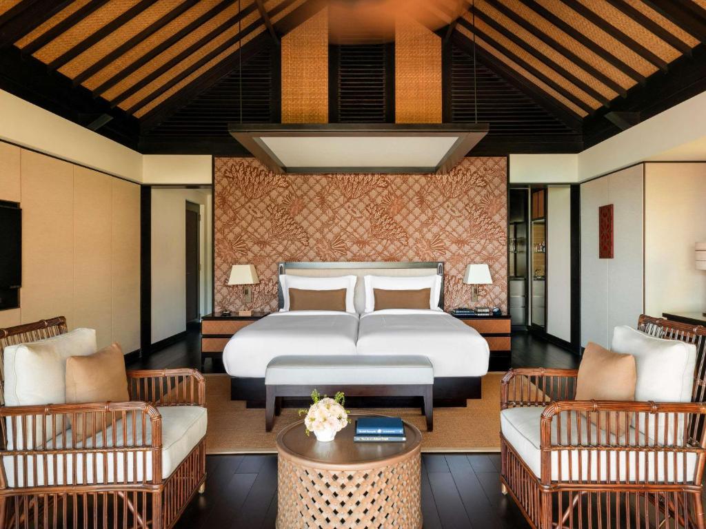Postel nebo postele na pokoji v ubytování Raffles Bali