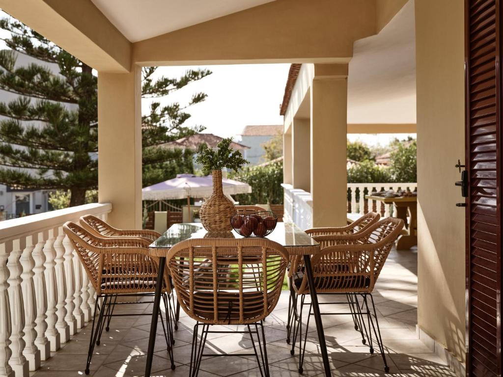 Balkón nebo terasa v ubytování Sea Elegance Villa - On the Beach, by ZanteWize