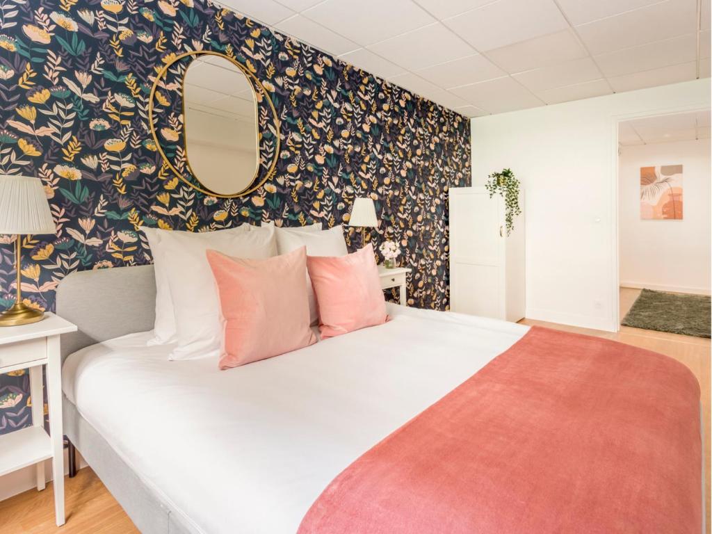 Posteľ alebo postele v izbe v ubytovaní Merveil - Family Suite - Marais - Pelee