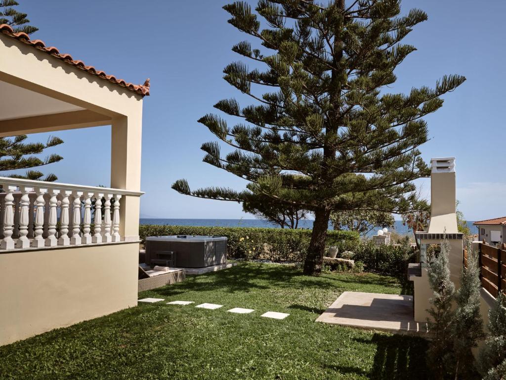 Zahrada ubytování Sea Elegance Villa - On the Beach, by ZanteWize