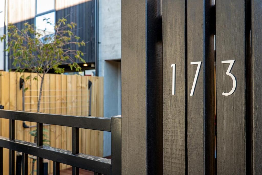 Stylish Stay Heart of the CBD - Resim 14